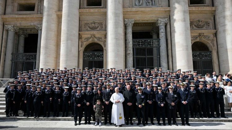 Papa na kundi la Maaskari