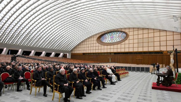 रोमी कार्यालयों के धर्माधिकारियों के समक्ष चिन्तन जारी करते  उपदेशक फादर पियर पासोलीनी 