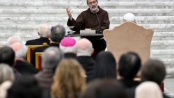 El Predicador de la Casa Pontificia, Fray Roberto Pasolini, dirige la tercera meditación de Cuaresma con la presencia del Papa y la Curia Romana