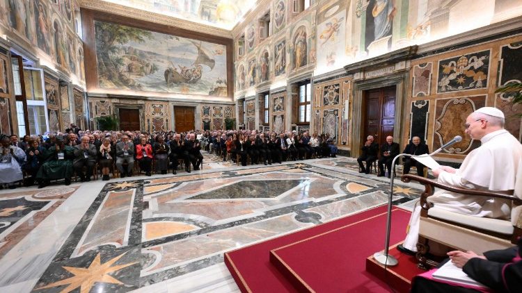 Il Papa durante l'udienza in Sala Clementina