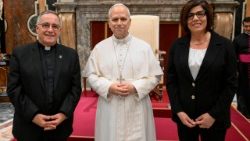 Leó pápa a Fokoláre mozgalom elnökével, Margaret Karrammal és Roberto Almada társelnökkel