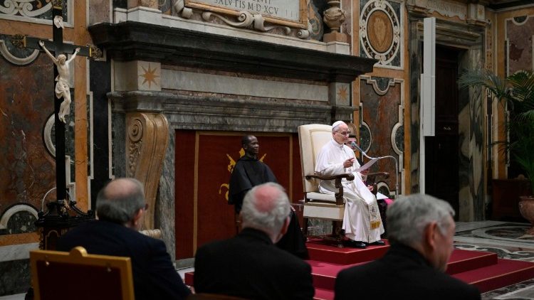 A p&aacute;pa elmondja besz&eacute;d&eacute;t