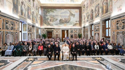 Foto de grupo del Santo Padre con los participantes en la Asamblea General del Movimiento de los Focolares