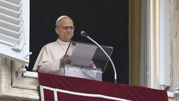 Papež Leon XIV. je z okna apostolske palače na Trgu sv. Petra vodil opoldansko molitev Angel Gospodov.