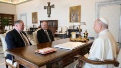 Леў XIV з кіраўніком ізраільскага інстытута "Яд Вашэм" Дані Даяна і паслом Ізраіля пры Святым Пасадзе Яронам Сідэманам