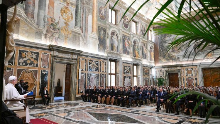 A audi&ecirc;ncia nesta segunda-feira (23/03) na Sala Clementina, no Vaticano