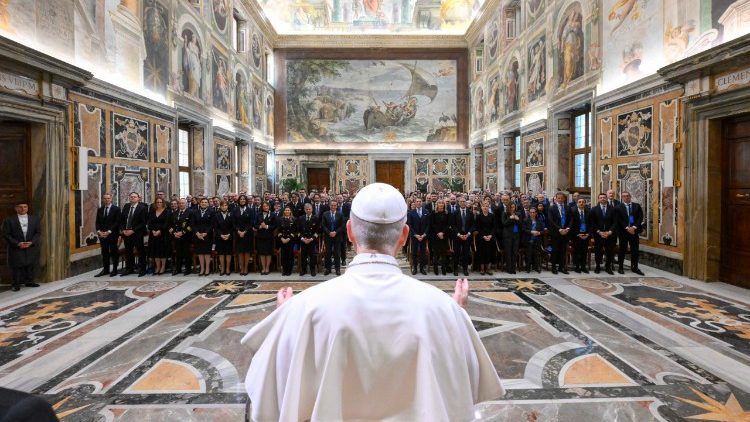 Il Papa durante l'udienza in Sala Clementina