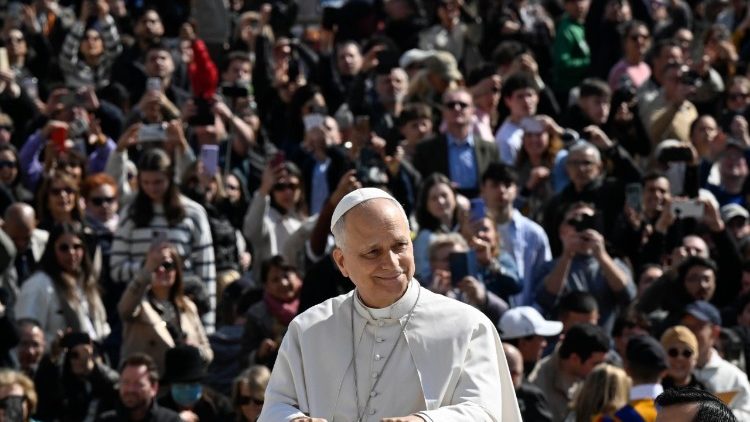 Papa Leone in papamobile