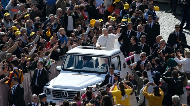 "Katoliška Cerkev je utemeljena na apostolih, ki jih je Kristus želel kot žive stebre svojega mističnega Telesa, in ima hierarhično razsežnost, ki deluje v službi enosti, poslanstva in posvečenja vseh udov."
