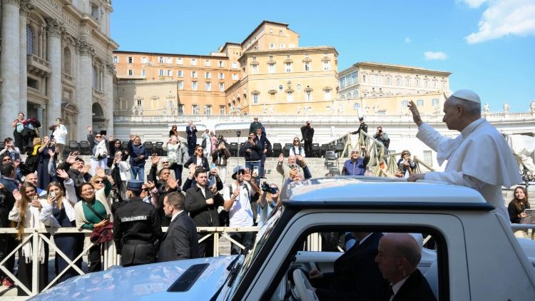 A p&aacute;pa &uuml;dv&ouml;zli a zar&aacute;ndokokat