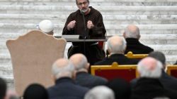 Le prédicateur de la Maison Pontificale, le père Roberto Passolini prechant devant le Pape et la Curie romaine, ce vendredi 27 mars.