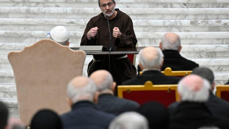 Le prédicateur de la Maison Pontificale, le père Roberto Passolini prechant devant le Pape et la Curie romaine, ce vendredi 27 mars.