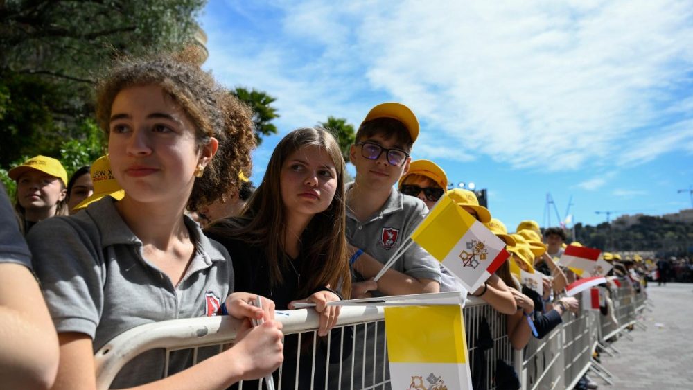 Сустрэча з моладдзю і катэхуменамі ў Манака