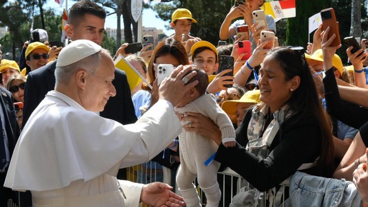 Папа Лев XIV на встрече с молодёжью и катехуменами на площади перед церковью Св. Девоты (Монако, 28 марта 2026 г.)