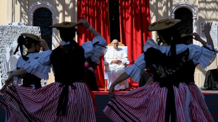 Папа Лев XIV на встрече с молодёжью и катехуменами на площади перед церковью Св. Девоты (Монако, 28 марта 2026 г.)