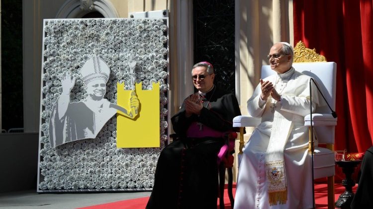 O Papa Le&atilde;o XIV ao acompanhar o protocolo no encontro com os jovens