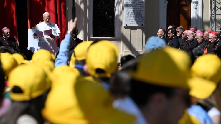 "No tengan miedo de entregarlo todo", les dijo el Papa a los j&oacute;venes y catec&uacute;menos ante la Iglesia de Santa Devota