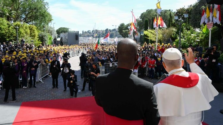  El Papa saluda a los j&oacute;venes del Principado de M&oacute;naco