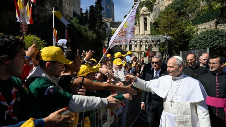 O encontro com jovens e catec&uacute;menos foi realizado em frente &agrave; Igreja de Santa Devota