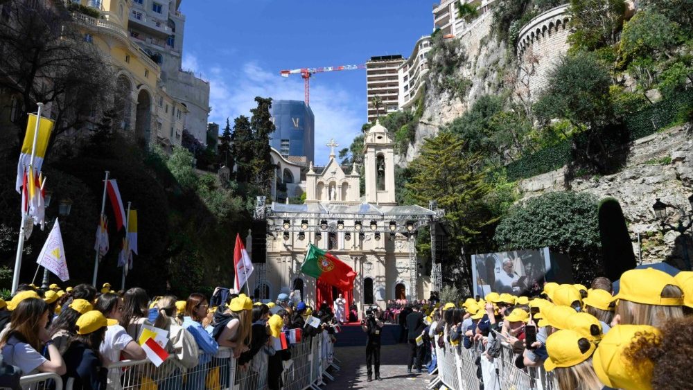 Rencontre avec les jeunes et les catéchumènes sur le parvis de l'église Sainte-Dévote à Monaco, le 28 mars.  
