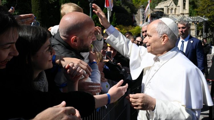 Papež mezi mlad&yacute;mi lidmi a katechumeny před kostelem sv. Doroty