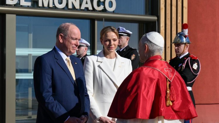 Papa Leone XIV accolto dal principe Alberto II e dalla principessa Charl&egrave;ne