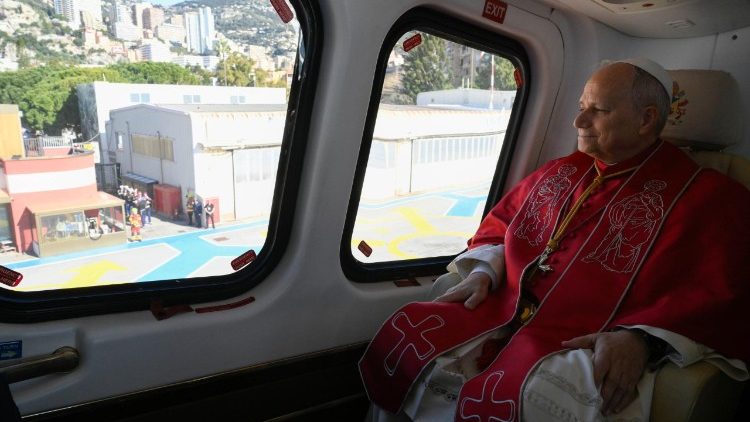 Il Papa nell'elicottero che lo ha condotto nel Principato di Monaco