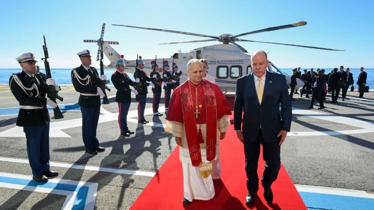 Kn&iacute;žec&iacute; p&aacute;r přiv&iacute;tal papeže Lva XIV. na monack&eacute;m heliportu