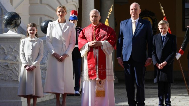 Lev XIV.  s kn&iacute;žec&iacute; rodinou na čestn&eacute;m dvoře kn&iacute;žec&iacute;ho pal&aacute;ce