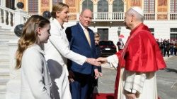 2026.03.28 राजकुमार अल्बर्ट द्वितीय और राजकुमारी चार्लीन ने संत पापा का स्वागत किया।
