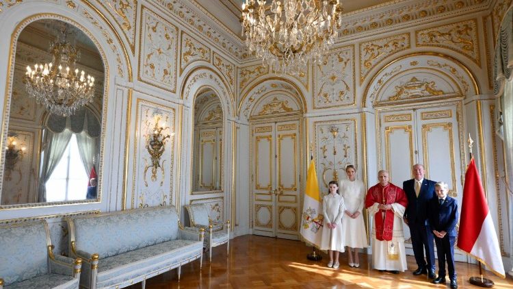 Papa kutembelea Jumba la Kifalme