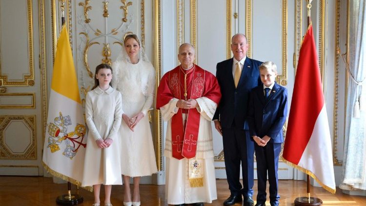 A foto oficial do Papa Le&atilde;o com a fam&iacute;lia do Pr&iacute;ncipe Alberto II