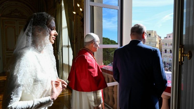 Papież został przyjęty przez parę książęcą Monako
