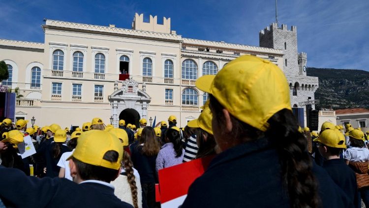 Хиляди вярващи се събраха пред Княжеския дворец