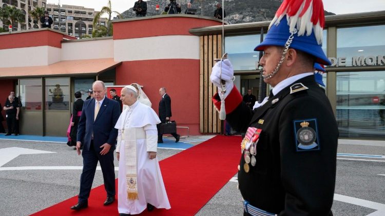 A sauda&ccedil;&atilde;o ao pr&iacute;ncipe Alberto II 