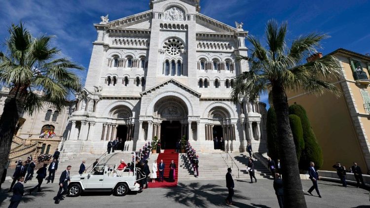 L'arrivo del Papa nella cattedrale dell'Immacolata Concezione