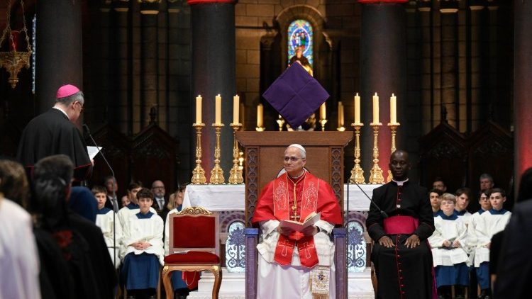 L’arcivescovo di Monaco, monsignor Dominique-Marie David, porge il suo saluto al Papa