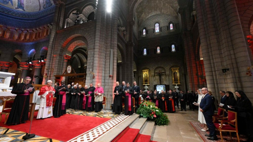 Сустрэча з каталіцкай супольнасцю Манака