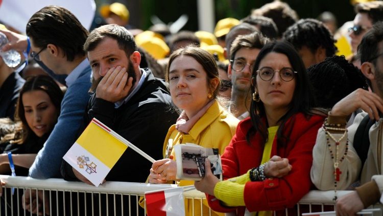 मोनाको  विश्वासीगण संत पापा लियो की प्रतीक्षा में