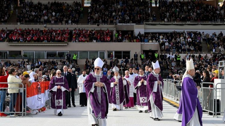 Bohoslužba na monack&eacute;m stadionu Louise II.