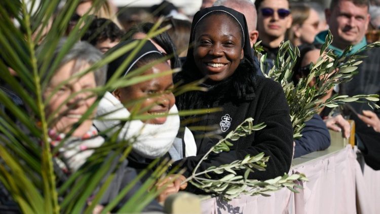 Cerca de 40 mil fi&eacute;is estiveram na Pra&ccedil;a S&atilde;o Pedro e arredores