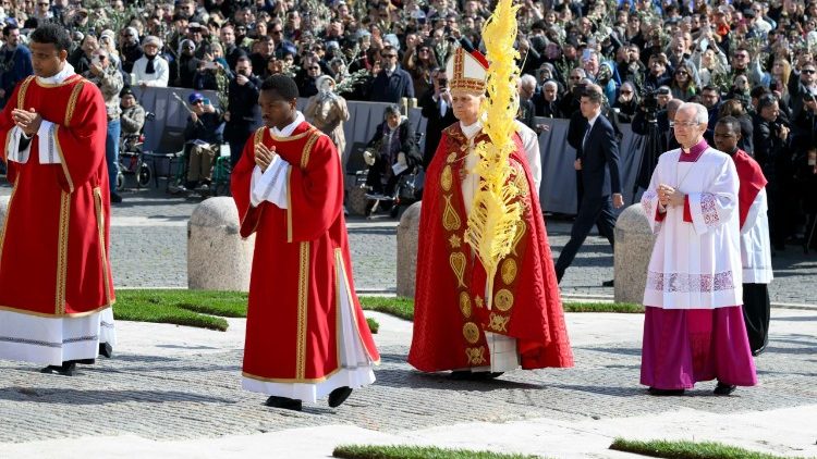 Leone XIV sul sagrato della basilica di San Pietro