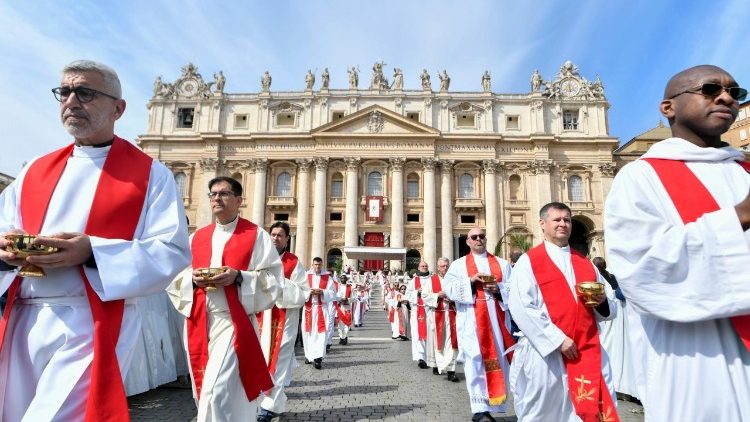 40 mil personas participaron en la misa del Domingo de Ramos