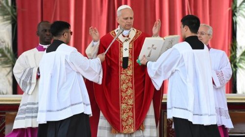 האפיפיור לאו ה-14 עורך את סעודת האדון של יום ראשון של הלולבים בוותיקן