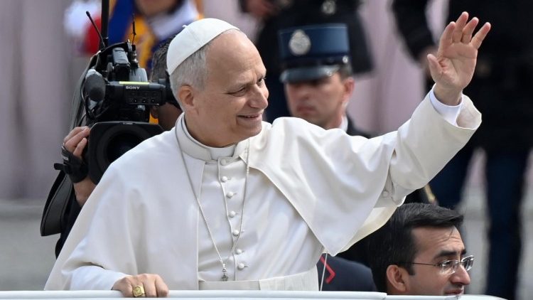 Papa Leão XIV durante o Domingo de Ramos na Praça São Pedro