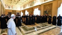 Leão XIV com as comunidades beneditinas, no Vaticano