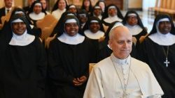 Papa Leoni XIV në audiencë me murgeshat dhe murgjit benediktinë.