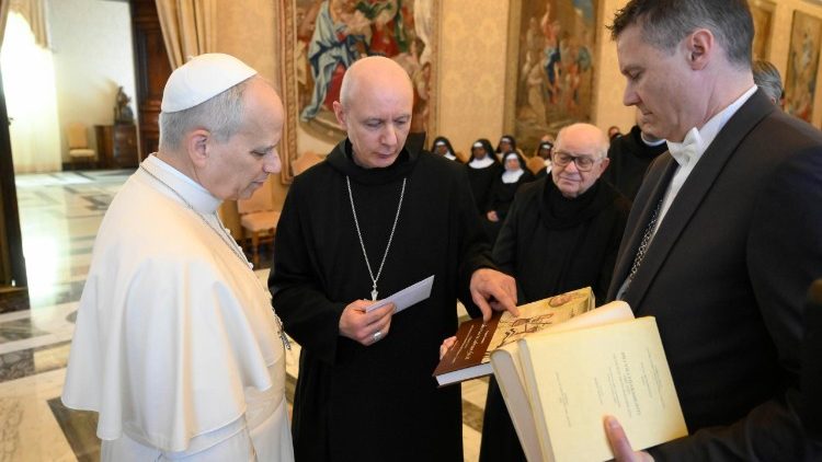 Папата с бенедиктински монаси