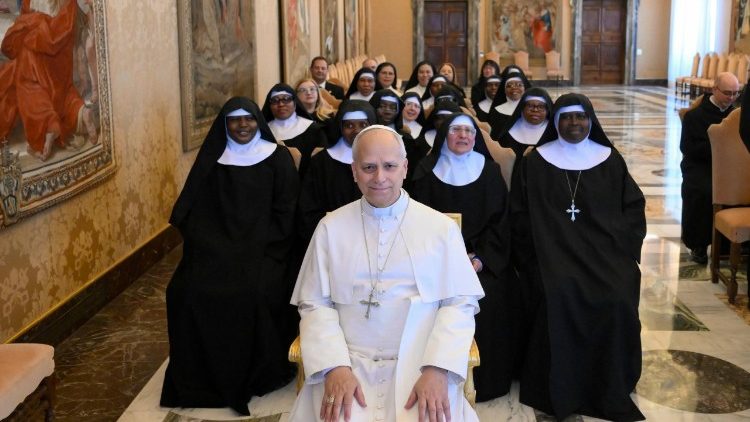Папата с бенедиктински монахини