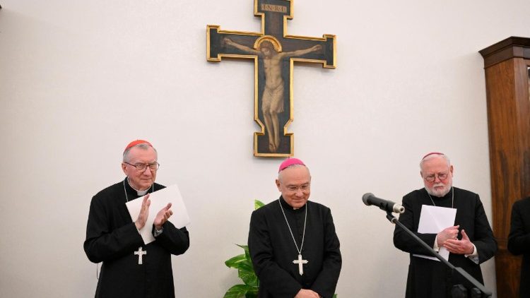 O arcebispo Edgar Peña Parra durante sua despedida na Secretaria de Estado